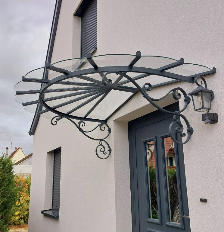 Entrée de maison moderne avec marquise en fer forgé artistique et verre