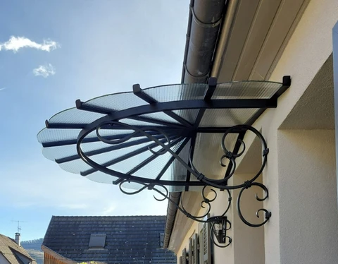 Espace de travail intérieur avec designer créant des croquis conceptuels au crayon