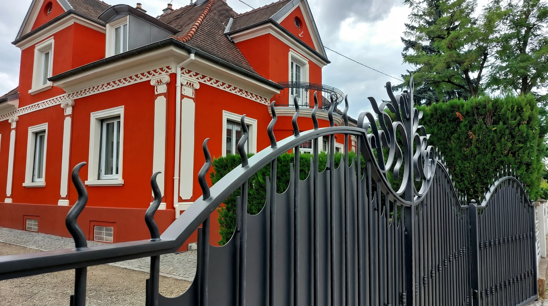 Scène d'atelier intérieur montrant un artisan utilisant une meuleuse d'angle sur une pièce métallique, générant des étincelles orangées caractéristiques du travail du métal