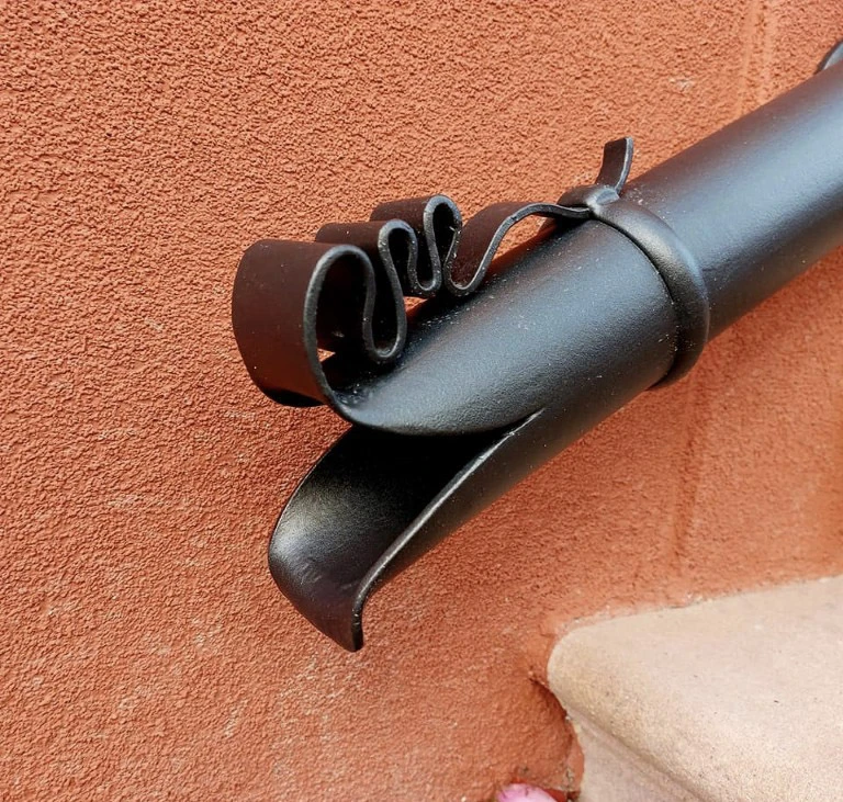 Atelier de ferronnerie d'art avec collection d'outils anciens fixés au mur