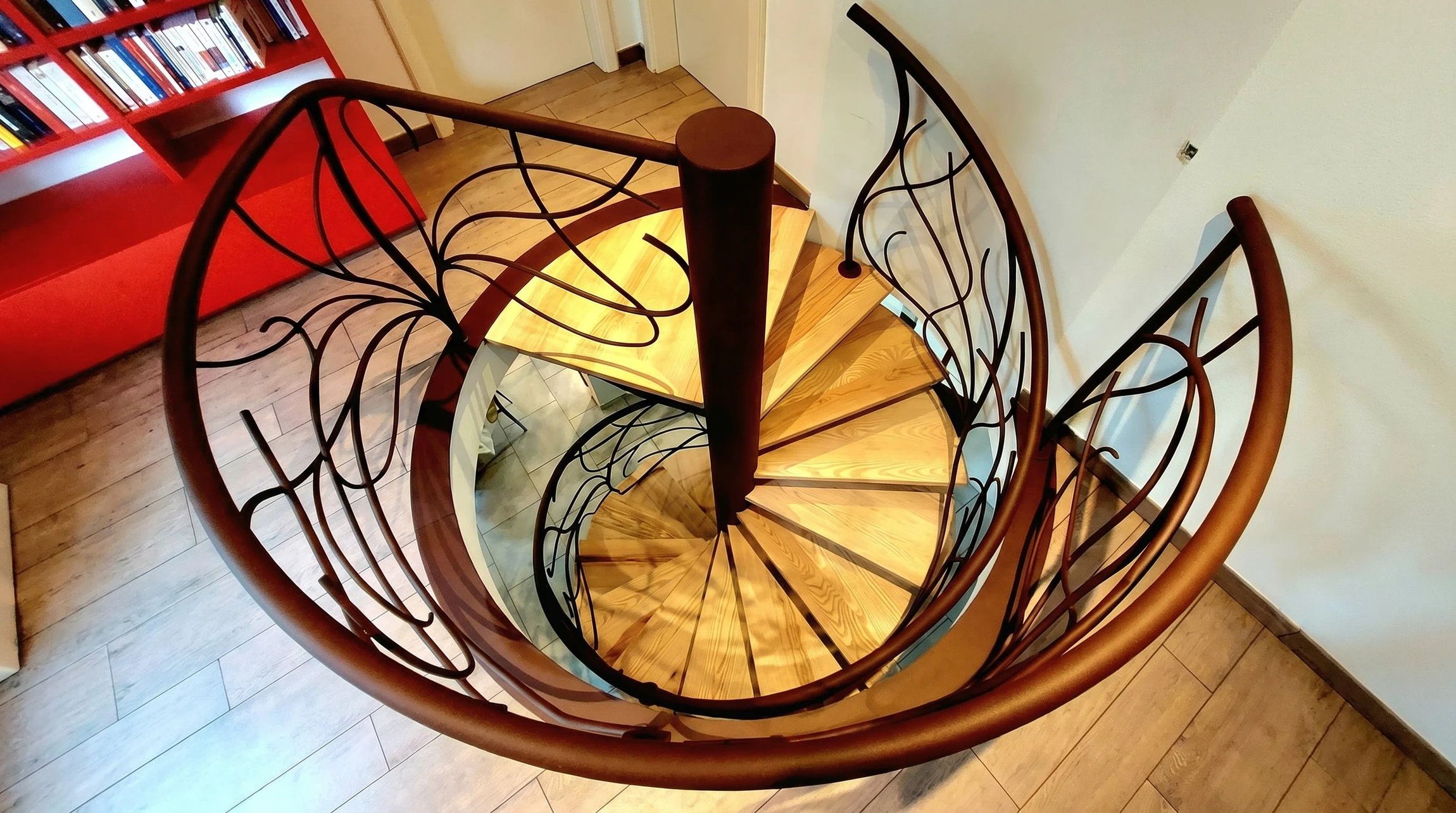 Escalier métallique industriel dans un espace commercial rénové avec murs en briques apparentes