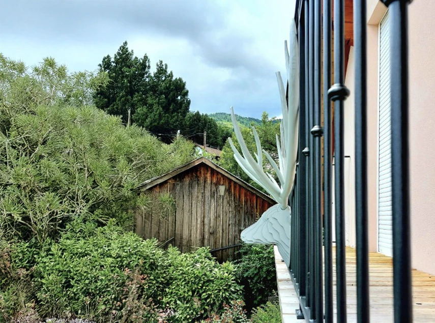 Intérieur contemporain sous combles avec mezzanine et escalier métallique