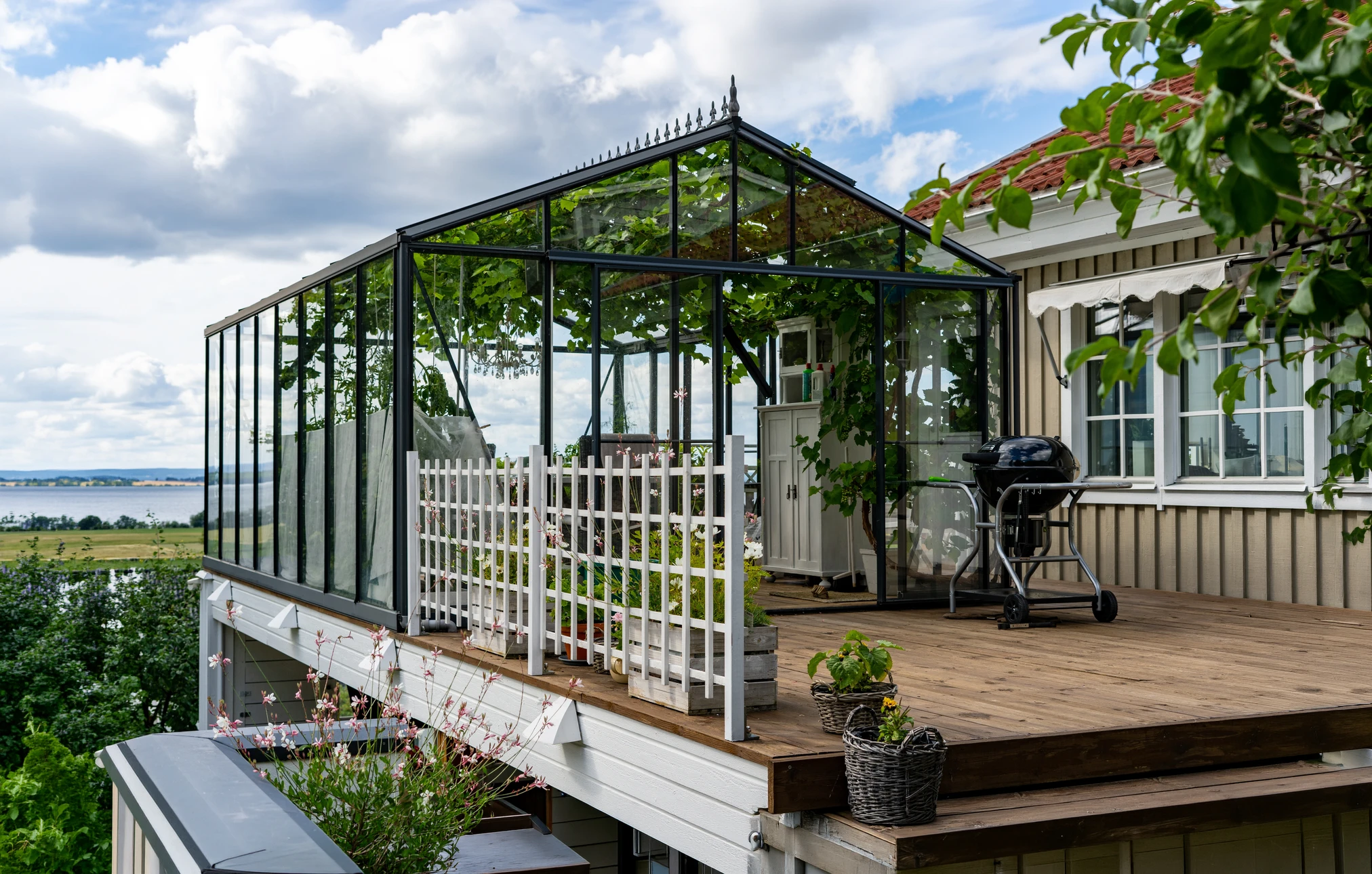 Intérieur industriel minimaliste avec mobilier métallique