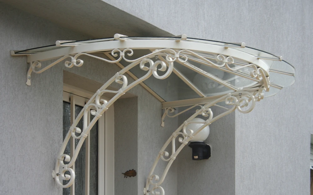 Escalier intérieur moderne avec garde-corps en fer forgé noir aux motifs floraux ornementaux