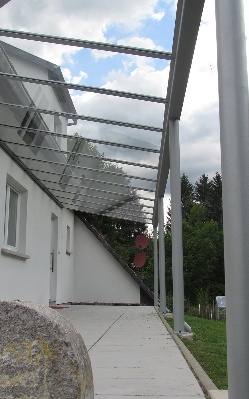 Escalier intérieur moderne avec garde-corps en fer forgé noir aux motifs floraux ornementaux