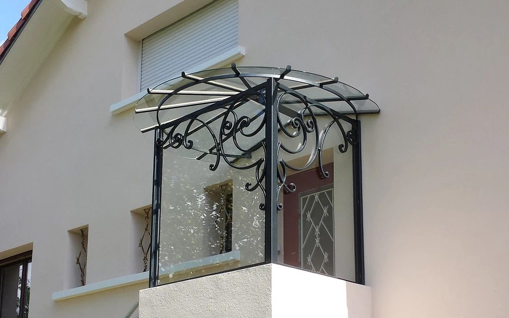 Escalier intérieur moderne avec garde-corps en fer forgé noir aux motifs floraux ornementaux