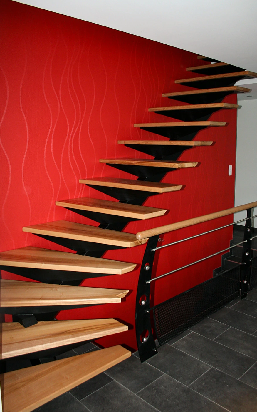 Escalier intérieur moderne avec garde-corps en fer forgé noir aux motifs floraux ornementaux