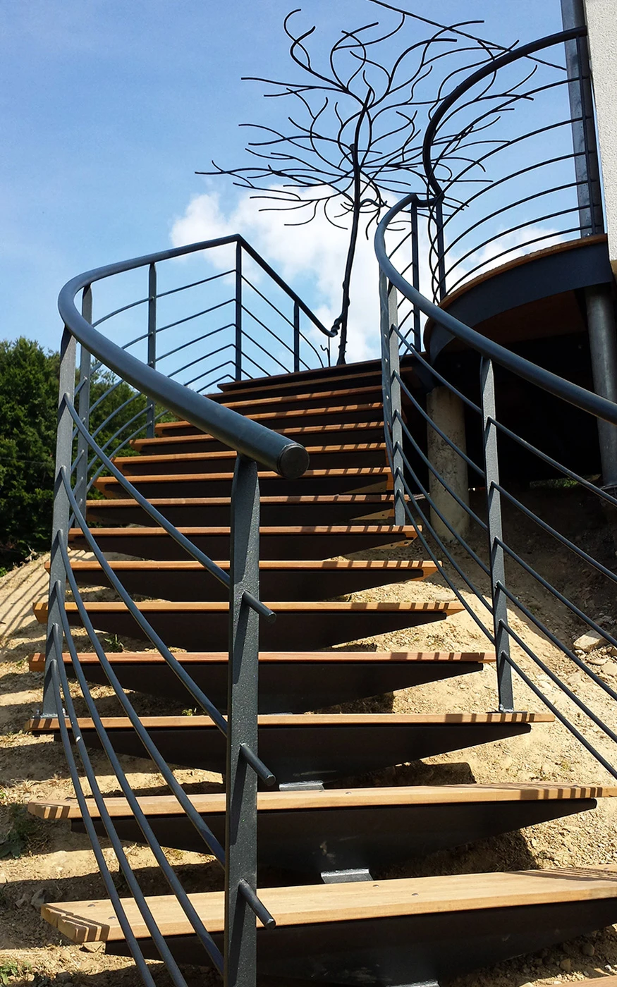 Entrée de maison moderne avec marquise en fer forgé artistique et verre
