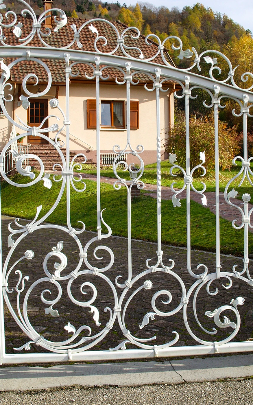 Escalier intérieur moderne avec garde-corps en fer forgé noir aux motifs floraux ornementaux