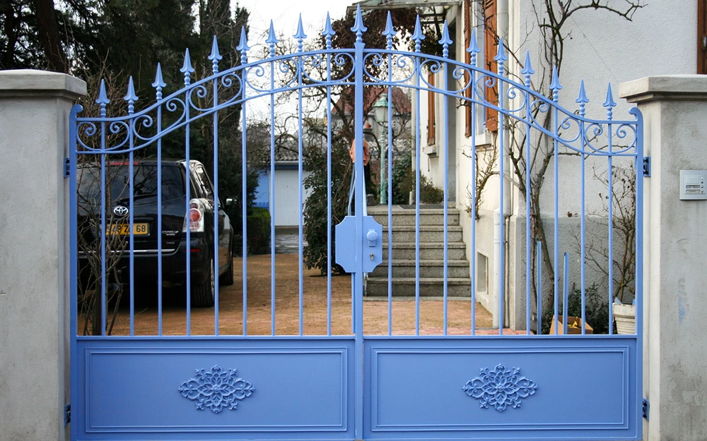 Entrée de maison moderne avec marquise en fer forgé artistique et verre