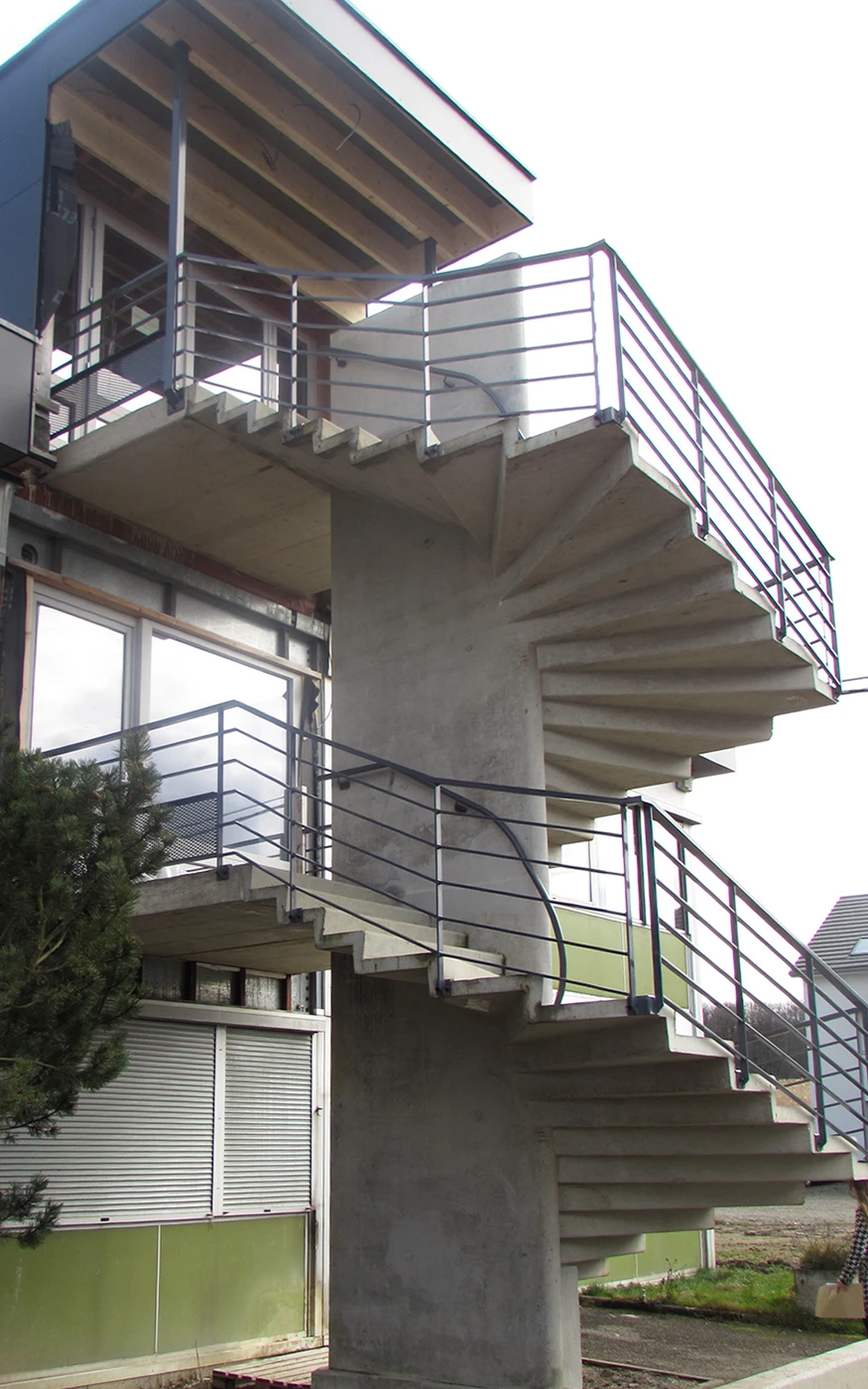 Escalier intérieur moderne avec garde-corps en fer forgé noir aux motifs floraux ornementaux