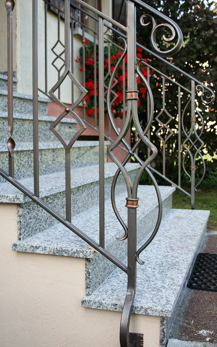 Escalier intérieur moderne avec garde-corps en fer forgé noir aux motifs floraux ornementaux