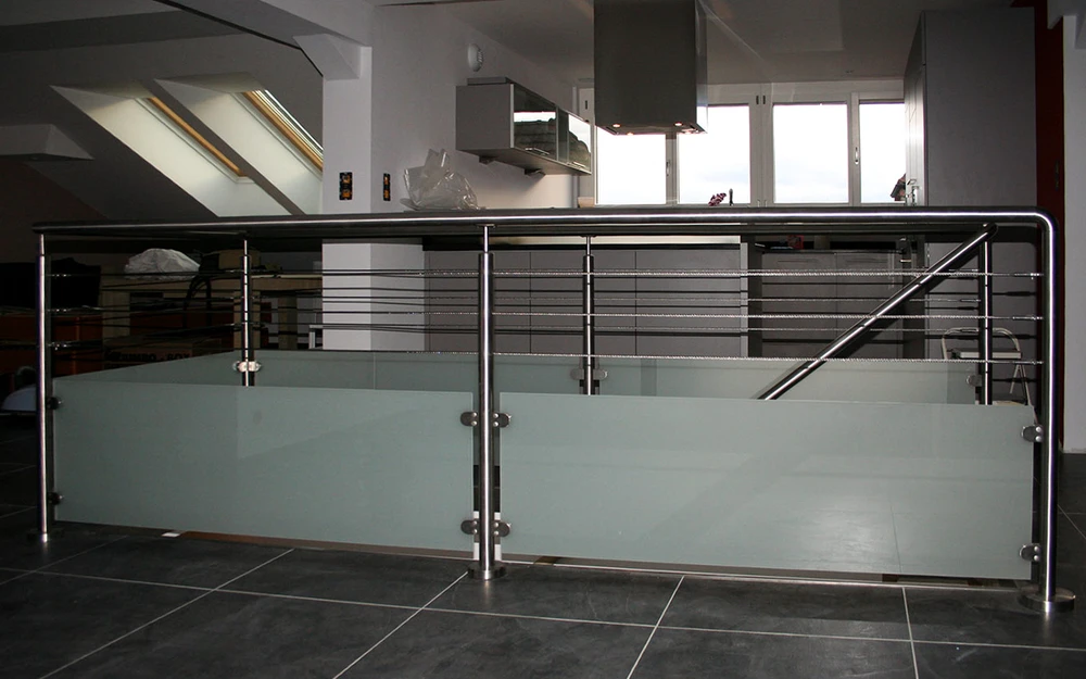 Escalier intérieur moderne avec garde-corps en fer forgé noir aux motifs floraux ornementaux