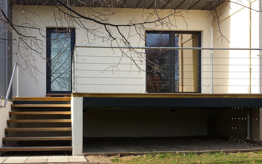 Entrée de maison moderne avec marquise en fer forgé artistique et verre
